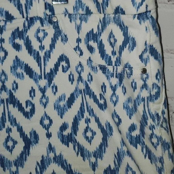 Chico’s So Slimming Stretch Blue and White Ikat Patterned Jeans Size 2.5 - Picture 3 of 16